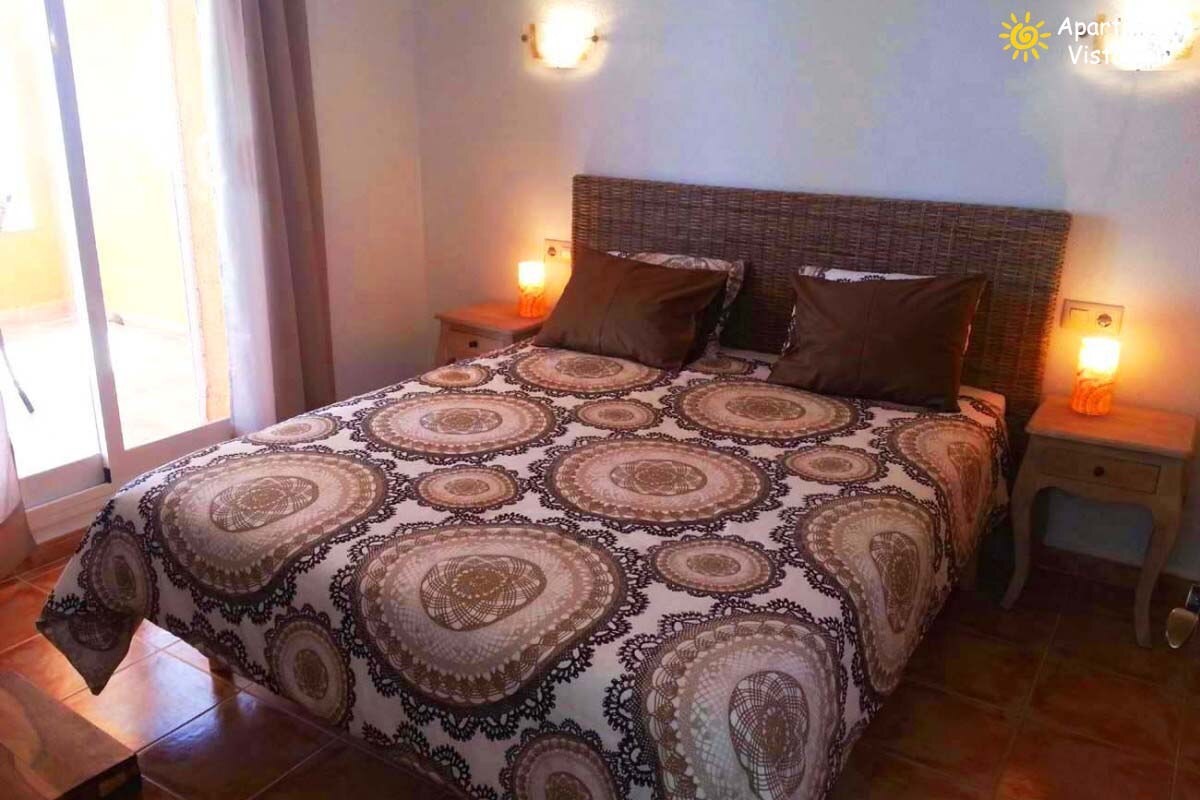 Dormitorio con acceso a la terraza de Apartment Vistamar 1