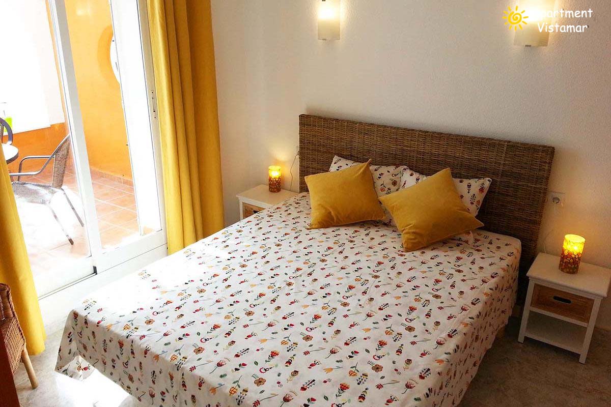 Dormitorio y zona de estar de Apartment Vistamar 3