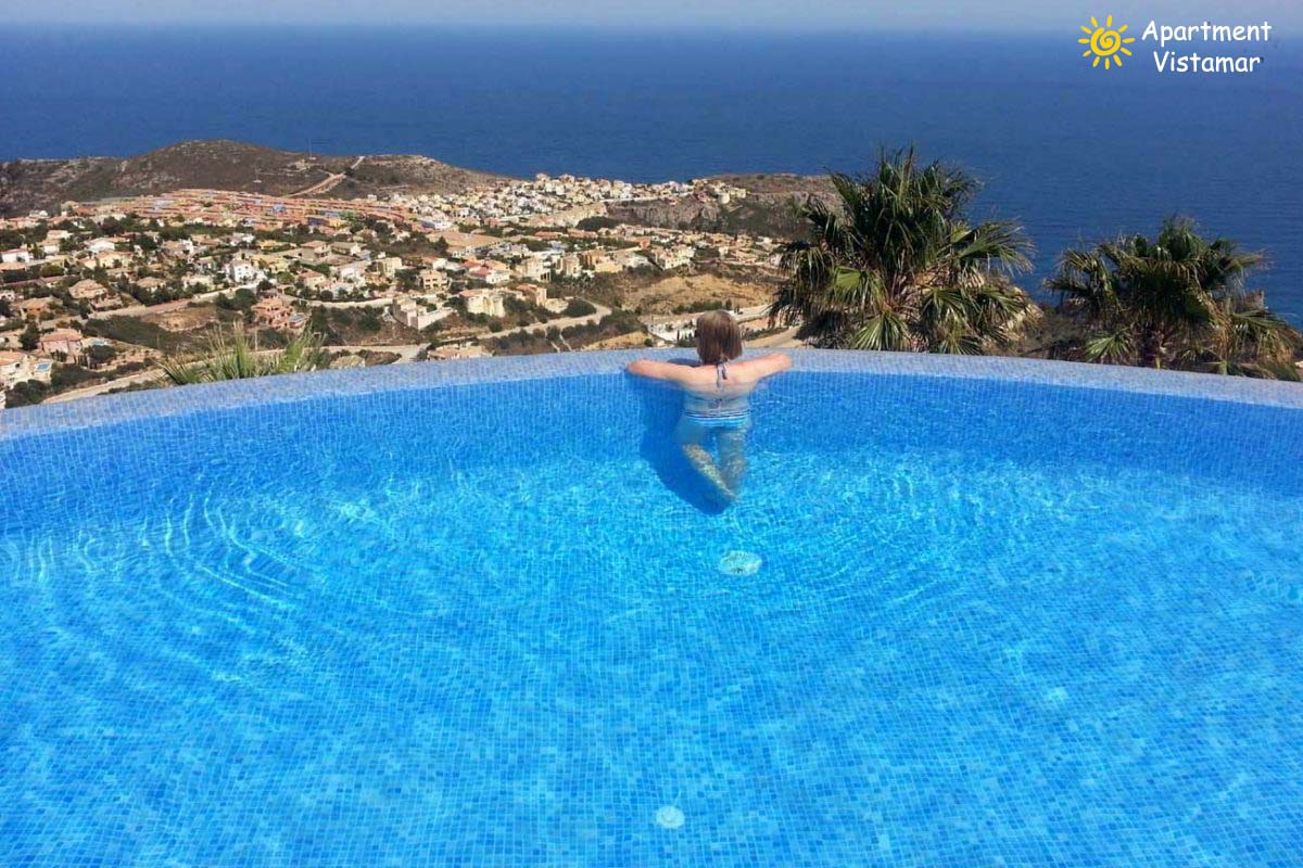 Piscinas comunitarias con vistas al mar de Apartment Vistamar 3